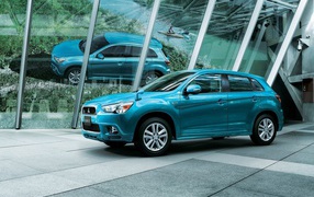 Автомобиль Mitsubishi ASX на дороге