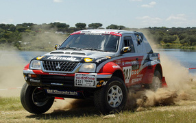 Автомобиль Mitsubishi Pajero Sport на дороге