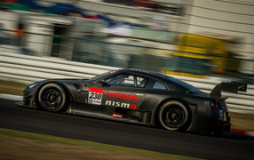 Красивый автомобиль Nissan GT-R Nismo 2014 в Москве