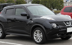 Красивый автомобиль Nissan Juke в Москве