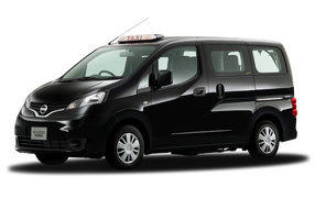 Красивый автомобиль Nissan NV200