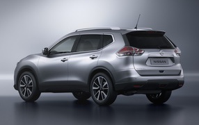 Автомобиль Nissan X-Trail на дороге