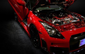 Ниссан с открытым капотом