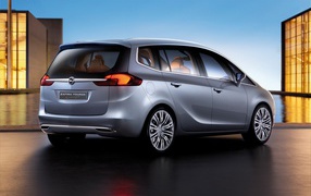 Красивый автомобиль Opel Zafira