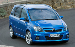 Красивый автомобиль Opel Zafira в Москве