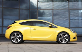 Автомобиль марки Opel модели Astra GTC 2014