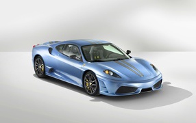 Голубой спортивный автомобиль