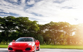 Красный спортивный автомобиль