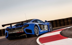 Суперавтомобиль на повороте