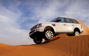 Автомобиль в пустыне