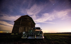 Старый автомобиль у старого дома