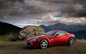 Красный автомобиль в горах