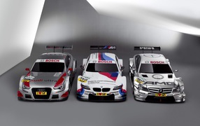 Три гоночных автомобиля