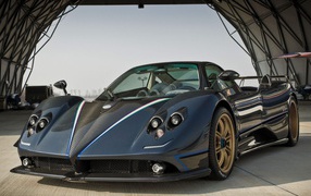Красивый автомобиль Pagani Zonda