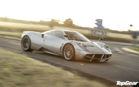 Автомобиль Pagani Huayra на дороге