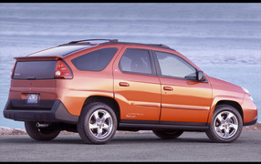 Красивый автомобиль Pontiac Aztec в Москве