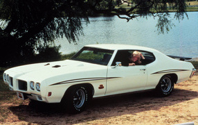 Красивый автомобиль Pontiac GTO 1969
