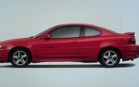 Красивый автомобиль Pontiac Grand Am в Москве