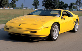 Автомобиль марки Pontiac модели Fiero