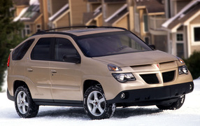 Автомобиль Pontiac Aztec на дороге