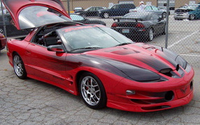 Автомобиль Pontiac Firebird на дороге