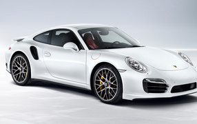 Автомобиль Porsche 911 Turbo 2014 на дороге