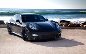 Porsche Panamera на фоне моря