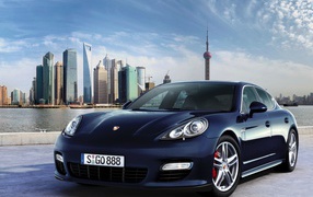 Porsche Panamera на фоне города