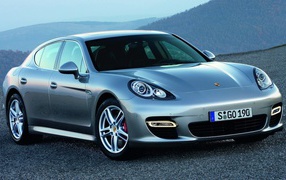 Серебристый Porsche Panamera