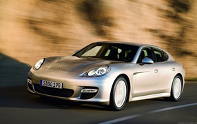 Серебристый Порш на дороге