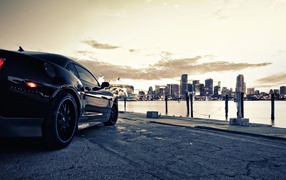 Спортивный автомобиль на фоне города