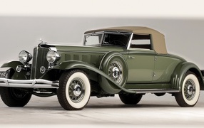 Старинный классический автомобиль