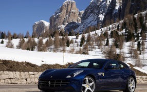 Автомобиль в снежных горах