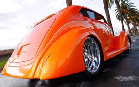 Старинный оранжевый автомобиль