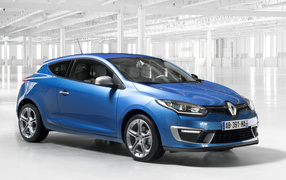 Автомобиль Renault Megane 2014 на дороге