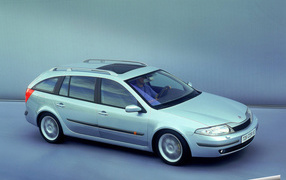 Красивый автомобиль Renault Laguna в Москве