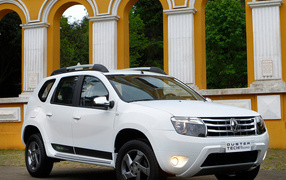 Автомобиль марки Renault модели Duster
