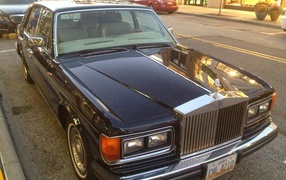 Автомобиль Rolls Royce Silver Spirit на дороге