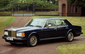 Надежная машина Rolls Royce Silver Spirit