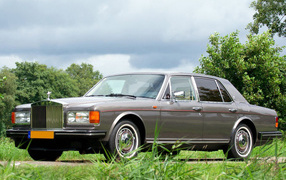 Автомобиль марки Rolls Royce модели Silver Spirit