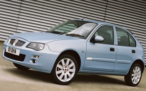 Автомобиль Rover Streetwise на дороге