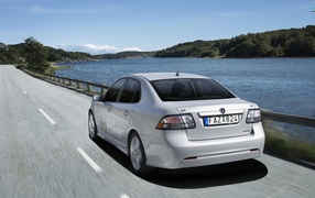 Автомобиль Saab 9-3 на дороге