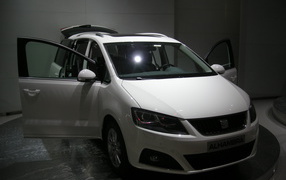 Красивый автомобиль Seat Alhambra