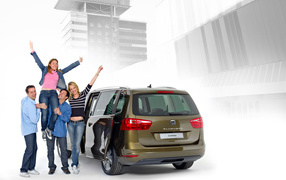 Автомобиль Seat Alhambra на дороге