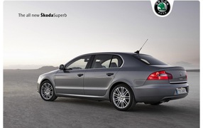 Автомобиль Skoda SuperB на дороге