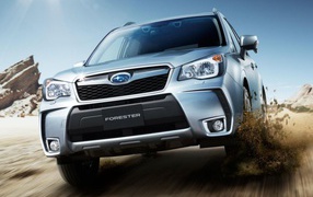 Автомобиль Subaru Forester 2013 на дороге