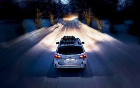 Красивый автомобиль Subaru Outback в Москве