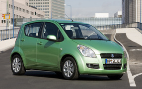   Красивый автомобиль Suzuki Splash