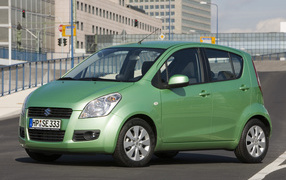 Автомобиль Suzuki Splash на дороге