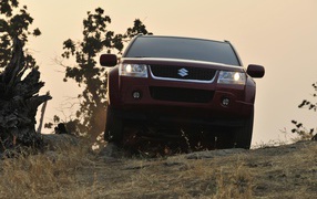 Автомобиль Suzuki Grand Vitara 2014 на дороге